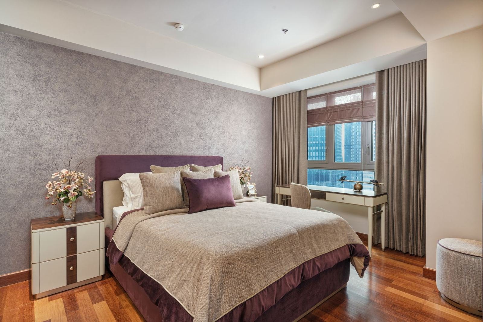 Bedroom with textured wallcoverings