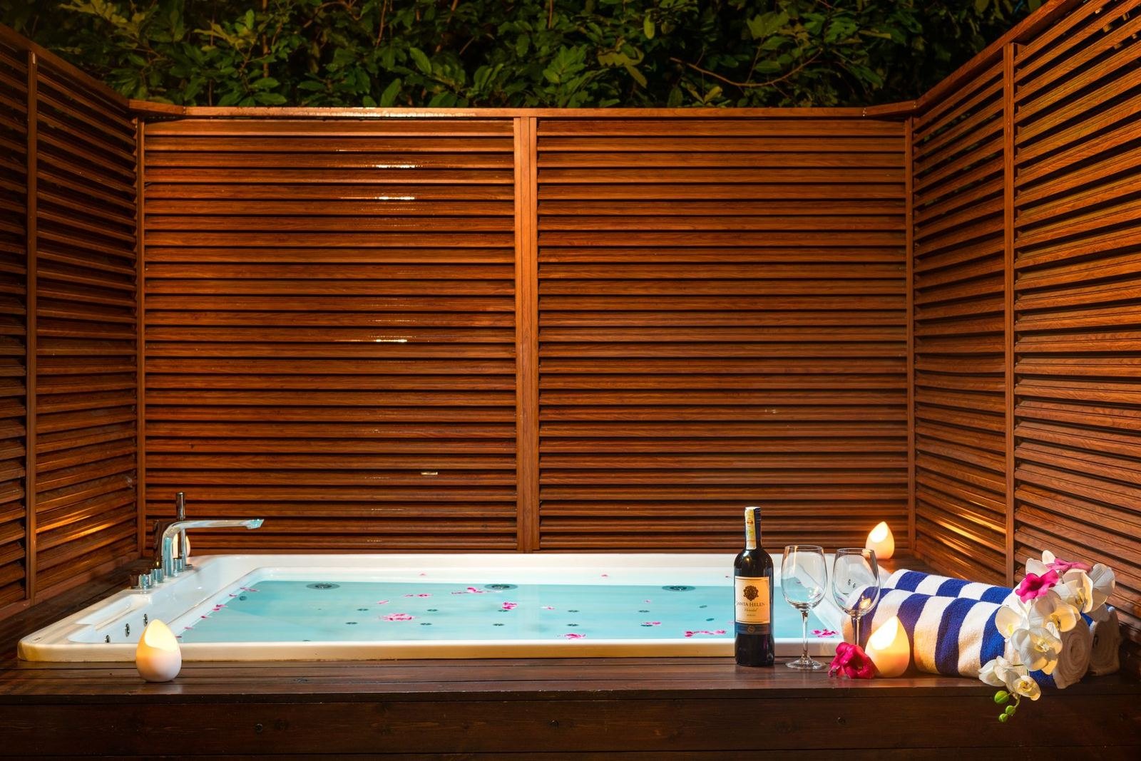 Outdoor timber-screened garden bath