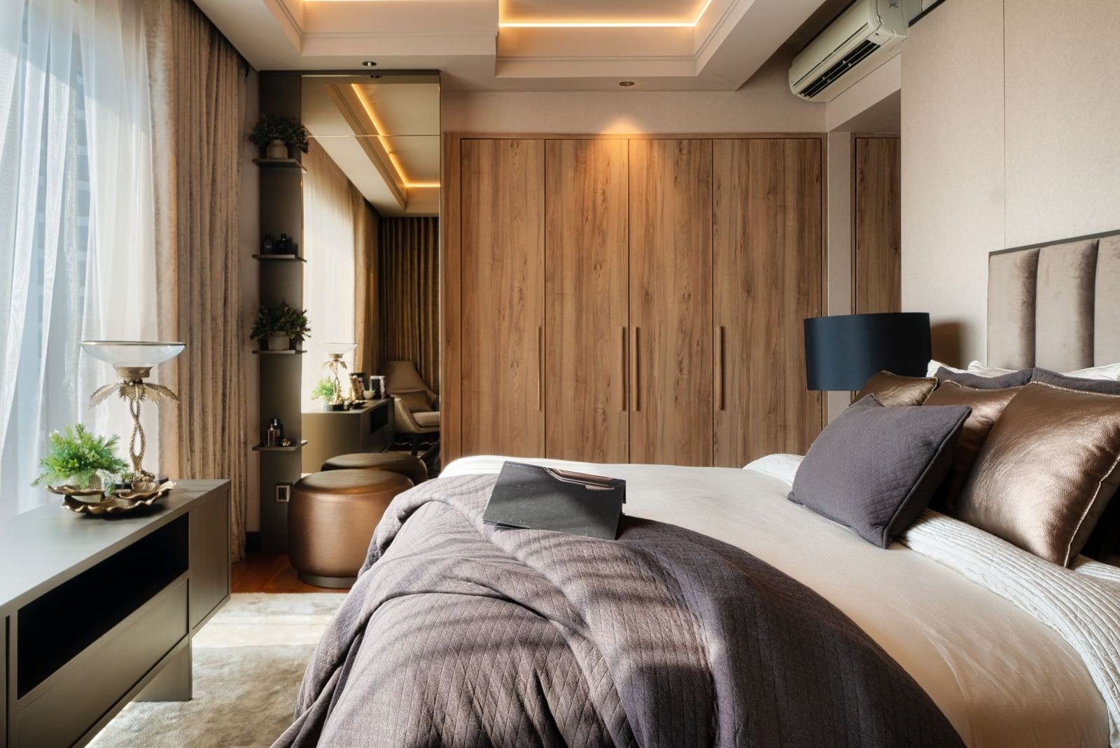 Bedroom in evening tones at Shangri-La Residences